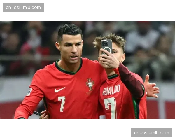 暖心一幕，小球迷冲入场内获球星拥抱，随后被安保带离